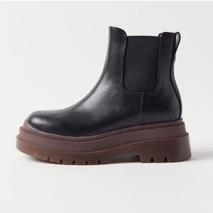 NWT UO Betty Treaded Chelsea Boot Sz 9